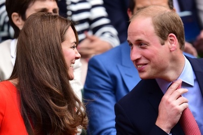 英王子夫妻がウィンブルドン観戦、キャサリン妃は真っ赤なワンピース