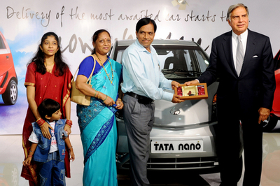 世界一低価格の車「タタナノ」、インドで納車開始