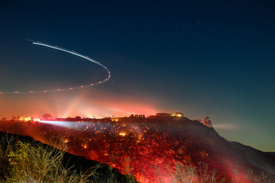 【今日の1枚】LA山火事を視察するヘリの光跡