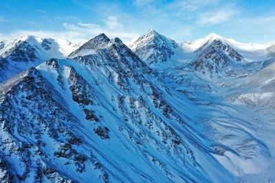 広がる雄大さと神聖、秘境の雪山「巴爾斯山」 中国・甘粛省