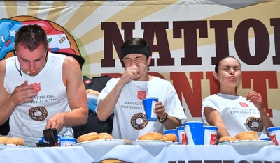 8分で48個！米ハリウッドでドーナツ早食い大会