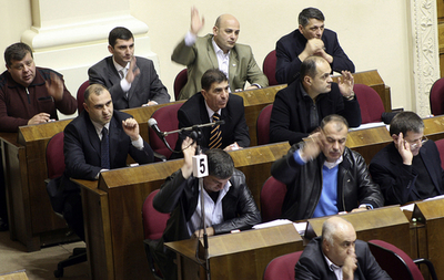 グルジアの非常事態宣言16日に解除へ、議会が賛成多数で可決