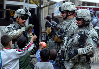 「軍事的手段だけでは解決できない」、駐留米軍司令官 - イラク