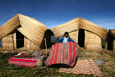 ペルーのチチカカ湖、浮島で暮らす人々の風景