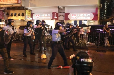 香港のデモ、警察が初の放水銃使用 警官による発砲も 