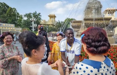 世界的超人気インフルエンサーのカビ・ラメさんが「中国の旅」を開始