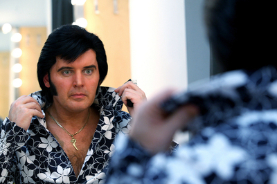 プレスリーそっくりさん欧州大会、勝者らがパフォーマンス