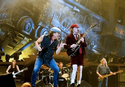 AC/DC、ルーマニアで「地獄のハイウェイ」体験？