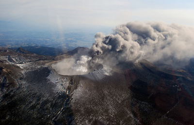 噴煙を上げる霧島連山の新燃岳