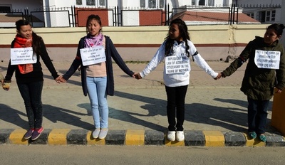 ネパール、「反女性」の新憲法草案に批判