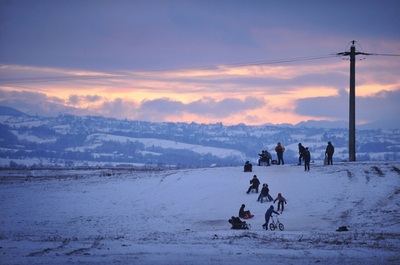 ルーマニアの雪景色、元気に遊ぶ子どもたち