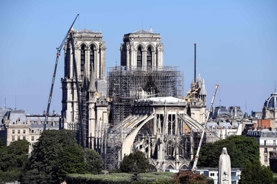火災被害のノートルダム大聖堂、熱波で「倒壊の危険」 仏文化省