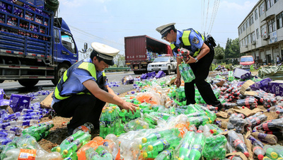 トラックから飲料ボトルがなだれ落ち道路に散乱　安徽