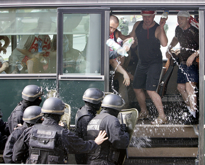 急所にかみつく警察犬、ポーランドの「万全な」フーリガン対策