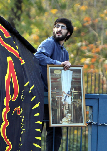 イランの英大使館をデモ隊が襲撃、制裁措置に抗議