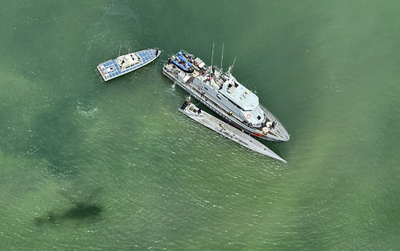 コカイン積んだ半潜水艇を拿捕 コロンビア・エクアドル両軍