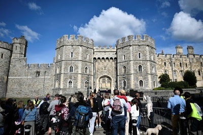別れ惜しむ城下町 エリザベス女王が埋葬されるウィンザー