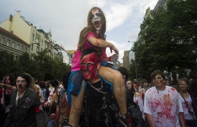 チェコ首都にゾンビが集結、「犠牲者」も？