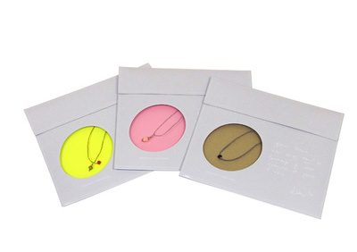 「アニエスベー」、「アマ・プロジェクト」チャリティ・ブレスレットを限定発売