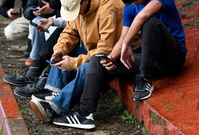 英、SNS「夜間禁止」など実証実験へ 16歳未満禁止視野に