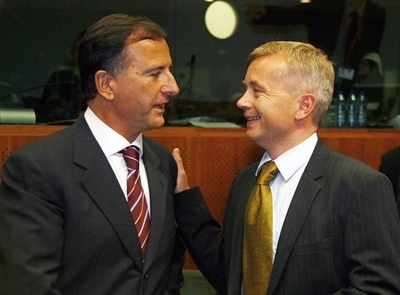 ノルウェー法相、北極圏で全裸の水泳