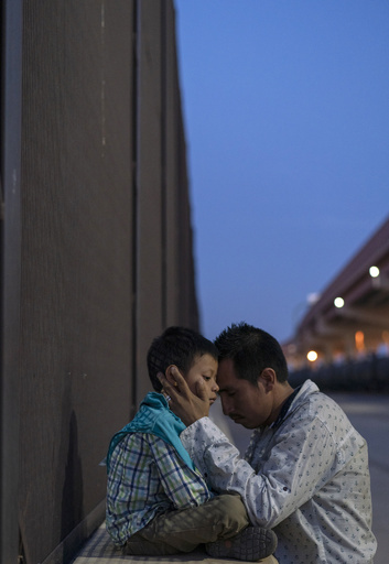 【今日の1枚】国境へ、父と子に「終着駅」はあるのか