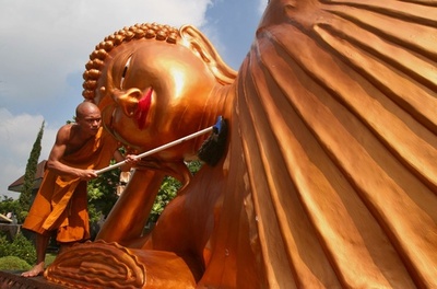これも修行のうち、釈迦生誕祭で大掃除 インドネシア