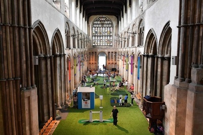 歴史ある大聖堂内にゴルフコース!? テーマは「橋」 英南東部