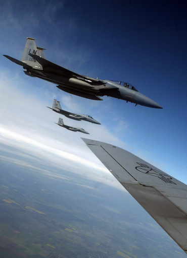 那覇沖で米軍F15戦闘機が墜落、パイロット負傷 報道