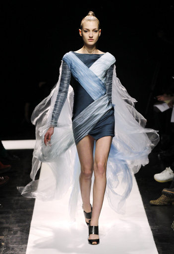 LVMH、仏若手ブランド「マキシム・シモアンス」をサポートへ