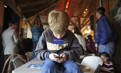 未成年のSNS利用 「深刻な影響」に警鐘 米医務総監