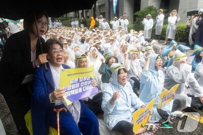 ソウル・少女像前でぶつかる記憶と否定…「水曜集会」と右翼団体が対峙