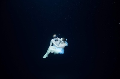 凍結湖で愛を祝う フィンランドのアイスフリーダイバー