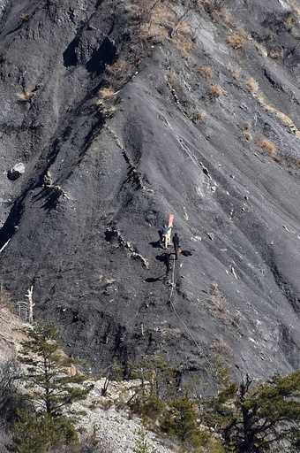 独機墜落操縦士の両親、新聞に哀悼の声明掲載 被害者遺族は激怒