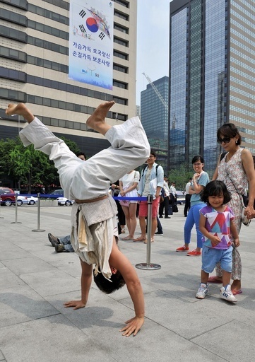 跳ぶ、蹴る！テコンドー圧巻の技、韓国