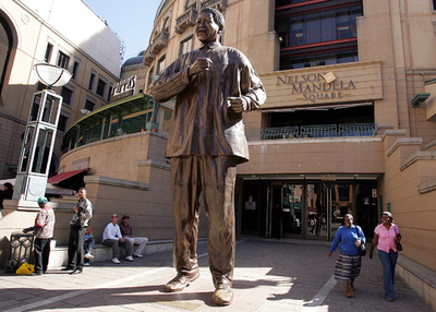 マンデラ像を愛でる全裸女性現る、男性ら釘付け 南ア