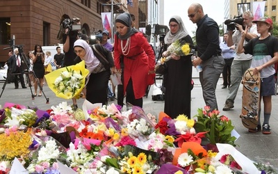 立てこもりの犠牲者悼む、イスラム教徒も献花 豪シドニー