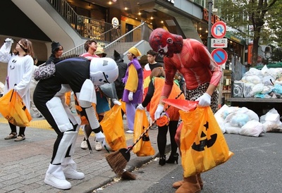 ハロウィーンから一夜明け、仮装姿でごみ拾い 東京・渋谷