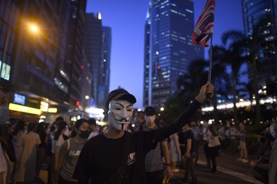 香港デモ隊、中心部にバリケード築く 覆面禁止令制定直後