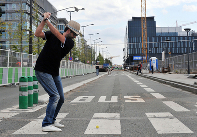 ナイスショット、パリの路上でゴルフセッション