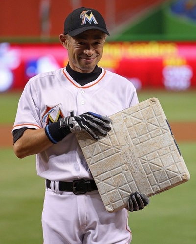 イチロー、日米通算4257安打記念でベースを贈られる