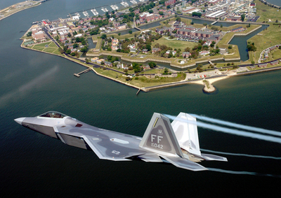 米軍の最新鋭F22戦闘機、テスト飛行中に墜落