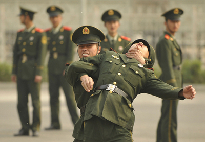 五輪に備え、北京で警官隊が暴動鎮圧演習