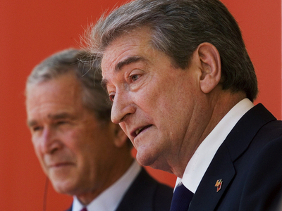 ブッシュ米大統領、コソボ独立に向けて強気な発言