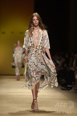 砂漠に暮らす女性アーティストをイメージ エトロ 15年春夏 写真56枚 ファッション ニュースならmode Press Powered By Afpbb News