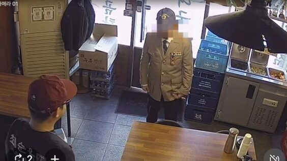 「参戦勇士が何年ぶりかに制服を」ソウルのクッパ店主が見せた敬意…ベトナム帰還兵の誇りを呼び起こした“一杯の無料食事”