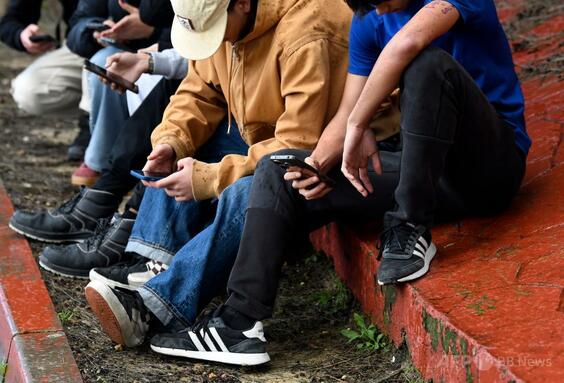 英、SNS「夜間禁止」など実証実験へ 16歳未満禁止視野に