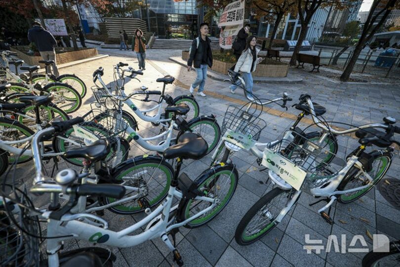ソウル市内の「タルンイ」貸出所に並ぶ自転車(c)NEWSIS