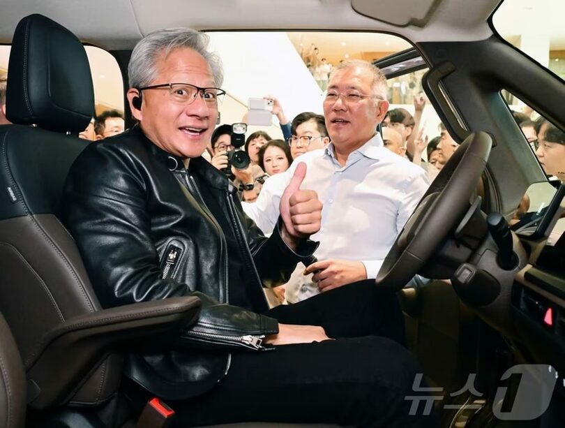 NVIDIAのジェンスン・フアン最高経営責任者（CEO）が起亜「PV5」の運転席に乗り、現代自動車グループのチョン・ウィソン（鄭義宣）会長の説明を聞きながら親指を立てている＝2026年6月8日(c)news1