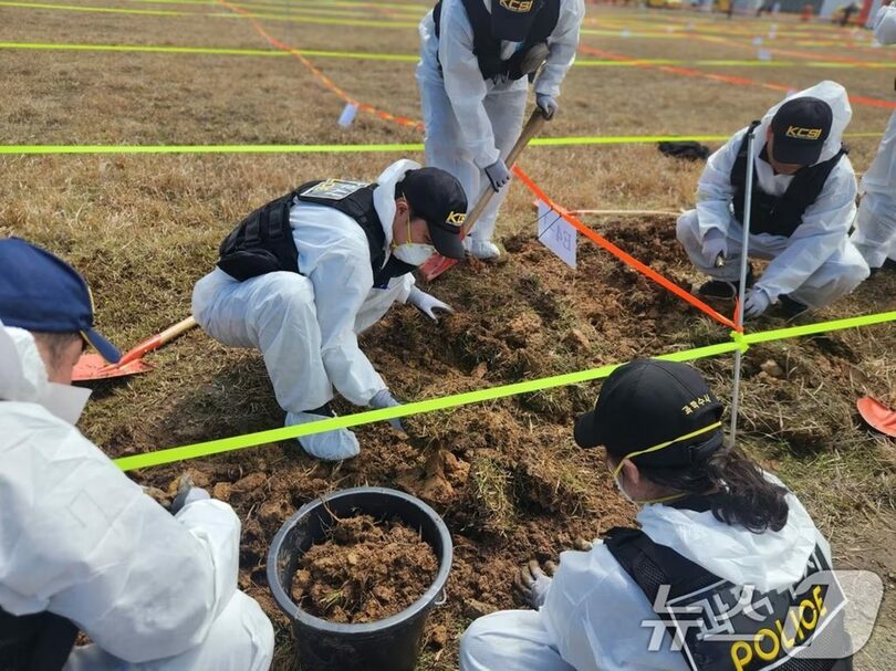 務安国際空港で進められている全面再捜索(c)news1